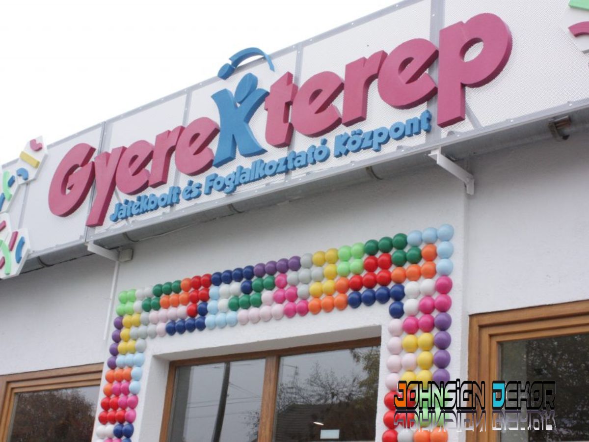 Faldekoráció térbetűkből